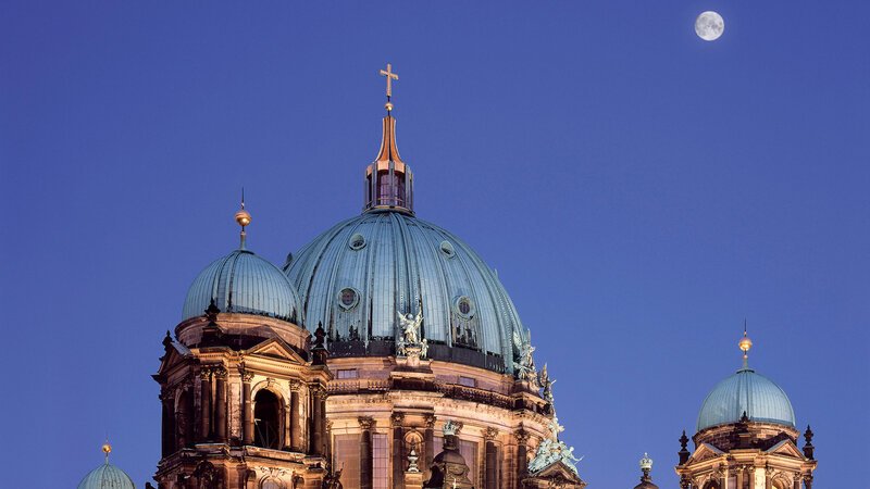 Berliner Dom mit Mond – Bild: Katharina Dorn/Bibel TV Berliner Dom mit Mond – Bild: Katharina Dorn/Bibel TV