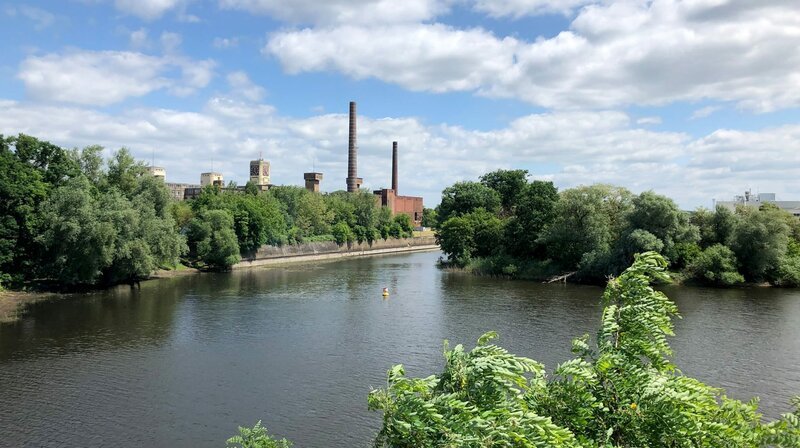 Wittenberge an der Elbe war einmal die „Stadt der Nähmaschinen“. Heute ist es eine Stadt, die sich neu findet: In der alte Öltanks als Tauchbecken genutzt werden, Industriestätten Schauplatz von Konzerten sind und Großstädter einen Neuanfang wagen – mitten im UNESCO-Biosphärenreservat. – Ehemaliges Nähmaschinenwerk Veritas am Wasser. – Bild: rbb/Jörg Johow Wittenberge an der Elbe war einmal die „Stadt der Nähmaschinen“. Heute ist es eine Stadt, die sich neu findet: In der alte Öltanks als Tauchbecken genutzt werden, Industriestätten Schauplatz von Konzerten sind und Großstädter einen Neuanfang wagen – mitten im UNESCO-Biosphärenreservat. – Ehemaliges Nähmaschinenwerk Veritas am Wasser. – Bild: rbb/Jörg Johow