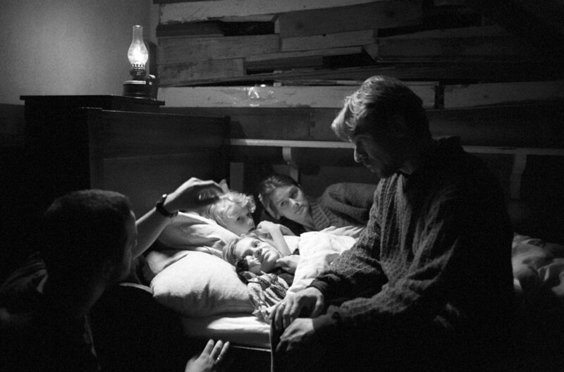 Anna und ihre Familie leben verschanzt in ihrem Haus. – Bild: ZDF und MDR/Filmuniversität Babelsberg. Anna und ihre Familie leben verschanzt in ihrem Haus. – Bild: ZDF und MDR/Filmuniversität Babelsberg.