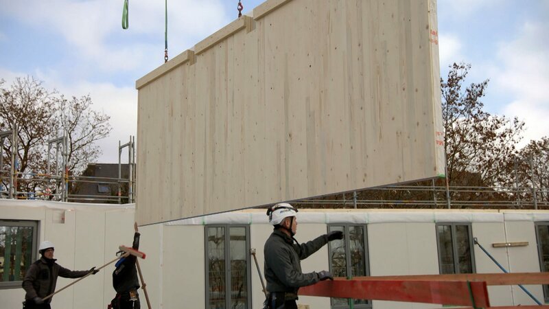 Holzwand wird eingesetzt. – Bild: ORF/Telepool Holzwand wird eingesetzt. – Bild: ORF/Telepool