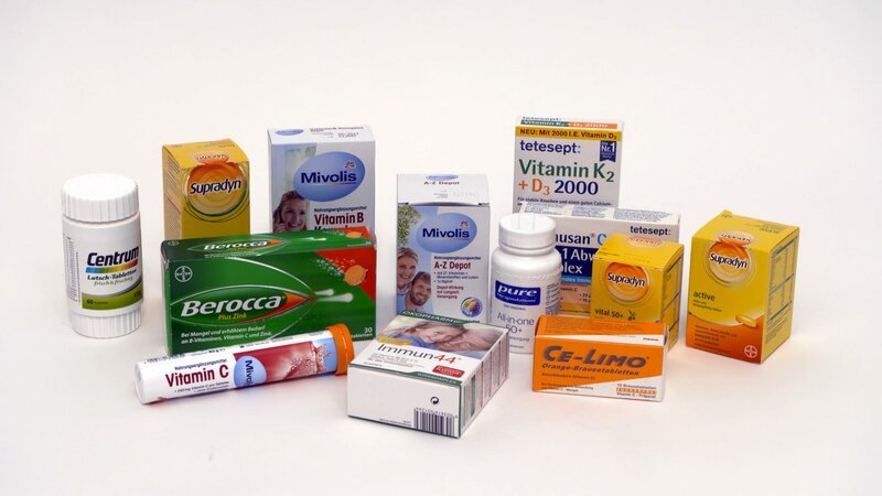 Diverse Vitamin-Supplemente. – Bild: ORF /​ D5 Productions