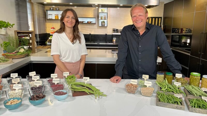 Vorkoster Björn Freitag (r) und Bohnenexpertin Cecilia Antoni untersuchen heimische und exotische Bohnenorten. – Bild: WDR/solis TV Vorkoster Björn Freitag (r) und Bohnenexpertin Cecilia Antoni untersuchen heimische und exotische Bohnenorten. – Bild: WDR/solis TV