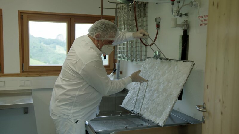 Auch in Österreich werden seit kurzem die beliebten Salzflocken hergestellt. Als heimische Antwort auf das Fleur de Sel. – Bild: ORF /​ Langstein & Partner