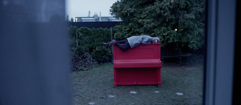 So nah wie auf seinem Piano hat sich Charlie (Linn Reusse) ihrem durch Suizid verstorbenen Ex-Freund Anton (Steffen C. Jürgens) lange nicht gefühlt. – Bild: SWR/Filmakademie So nah wie auf seinem Piano hat sich Charlie (Linn Reusse) ihrem durch Suizid verstorbenen Ex-Freund Anton (Steffen C. Jürgens) lange nicht gefühlt. – Bild: SWR/Filmakademie