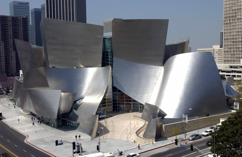 Blick auf die Walt Disney Concert Hall, die 2003 von Architekt Frank Gehry entworfen wurde – Bild: Los Angeles Philharmonic Association /​ Los Angeles Philharmonic Association