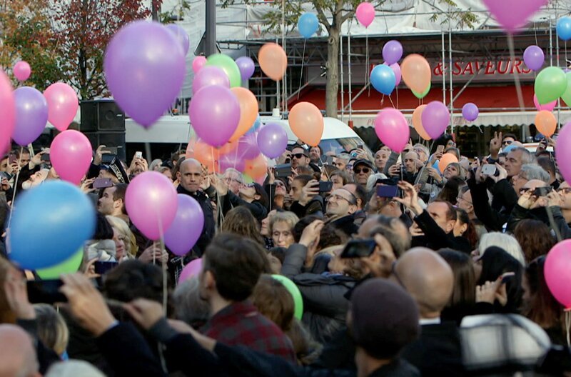 Jedes Jahr, wenn die offiziellen Gedenkfeiern vorbei sind, organisieren die Opferverbände in Paris ihre eigene Zeremonie. Eine Gelegenheit für die trauernden Familien und die Überlebenden der Anschläge, in stiller Verbundenheit zusammenzukommen. – Bild: ARTE France /​ © INA /​ © INA