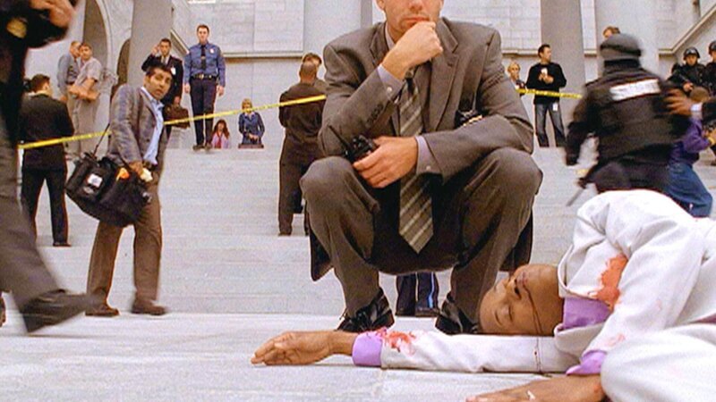 Die Frau eines Richters ist erschossen worden. Detective Woody Hoyt (Jerry O’Connell) wird zum Tatort gerufen. – Bild: RTL /​ NBC Universal