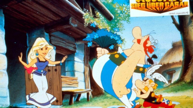 Obelix (Mi.) hat sich unsterblich in die wunderschöne Falbala verliebt und schmachtet jede Sekunde nach ihr. Asterix muss seinem schüchternen Freund jedoch unter die Arme greifen. – Bild: RTL Obelix (Mi.) hat sich unsterblich in die wunderschöne Falbala verliebt und schmachtet jede Sekunde nach ihr. Asterix muss seinem schüchternen Freund jedoch unter die Arme greifen. – Bild: RTL