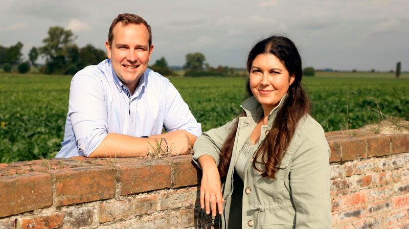 Vanessa Kossen und Daniel Sprehe haben norddeutsche Landwirte eine Saison lang von der Aussaat bis zur Ernte begleitet. – Bild: NDR/​doc.station