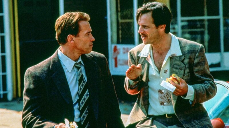 Harry (Arnold Schwarzenegger, l.) und Simon (Bill Paxton) Die Verwendung des sendungsbezogenen Materials ist nur mit dem Hinweis und Verlinkung auf TVNOW gestattet. – Bild: RTL / © 1994 Twentieth Century Fox Film Corporation Harry (Arnold Schwarzenegger, l.) und Simon (Bill Paxton) Die Verwendung des sendungsbezogenen Materials ist nur mit dem Hinweis und Verlinkung auf TVNOW gestattet. – Bild: RTL / © 1994 Twentieth Century Fox Film Corporation