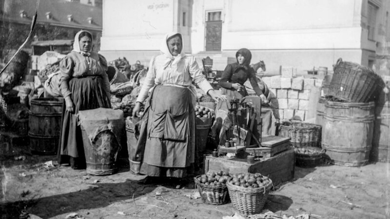 Naschmarkt in der Kaiserzeit mit Bäuerinnen, die ihre Lebensmittel hier verkauften. – Bild: ORF