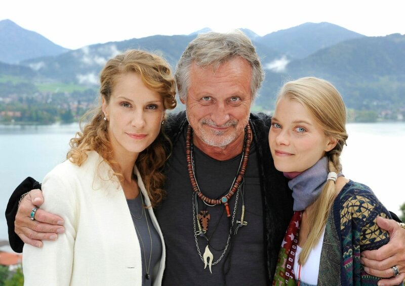 Valentin (Konstantin Wecker) ist froh, dass er wieder Kontakt zu seinen beiden Töchtern Bernadette (Chiara Schoras, li.) und Lissy (Henrike von Kuick) hat. – Bild: ARD Degeto/Elke Werner Valentin (Konstantin Wecker) ist froh, dass er wieder Kontakt zu seinen beiden Töchtern Bernadette (Chiara Schoras, li.) und Lissy (Henrike von Kuick) hat. – Bild: ARD Degeto/Elke Werner