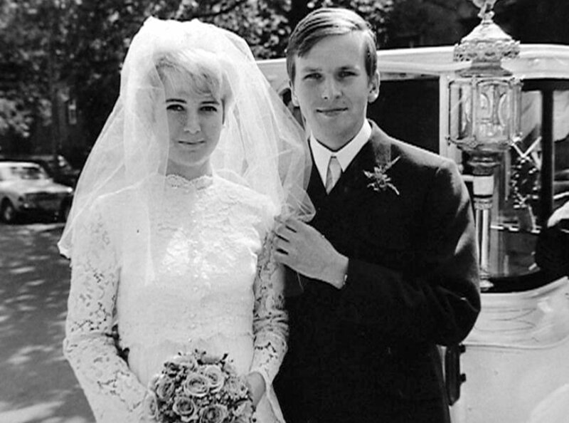 Evy und der noch schnurrbartlose Frank Zander bei ihrer Hochzeit 1967 in Berlin-Neukölln. – Bild: RBB
