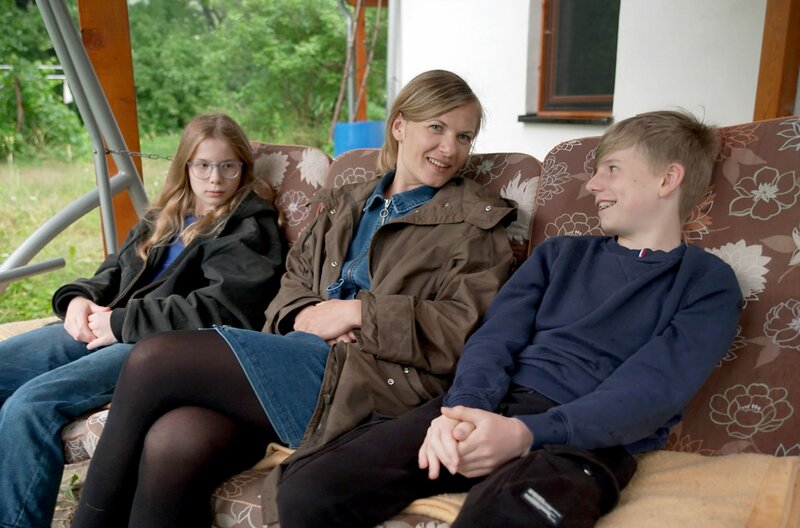 Lychen 92 – Bild: WDR /​ Constanze Klaue, Regisseurin des Films „“Lychen 92““, mit ihren Kinderdarstellern Anna und Béla Westhaus.