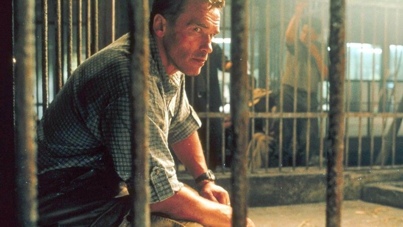 Gordy Brewer (Arnold Schwarzenegger) will die Attentäter schnappen, die ein Café in die Luft gejagt haben. Bei dem Terrorakt kamen sowohl seine Frau als auch sein Sohn ums Leben. – Bild: RTL Die Verwendung des Bildmaterials der Mediengruppe RTL Deutschland ist nur zur redaktionellen Berichterstattung im Zusammenhang mit der jeweiligen Sendung unter Angabe der Credits/Quellenangabe und Gordy Brewer (Arnold Schwarzenegger) will die Attentäter schnappen, die ein Café in die Luft gejagt haben. Bei dem Terrorakt kamen sowohl seine Frau als auch sein Sohn ums Leben. – Bild: RTL Die Verwendung des Bildmaterials der Mediengruppe RTL Deutschland ist nur zur redaktionellen Berichterstattung im Zusammenhang mit der jeweiligen Sendung unter Angabe der Credits/Quellenangabe und