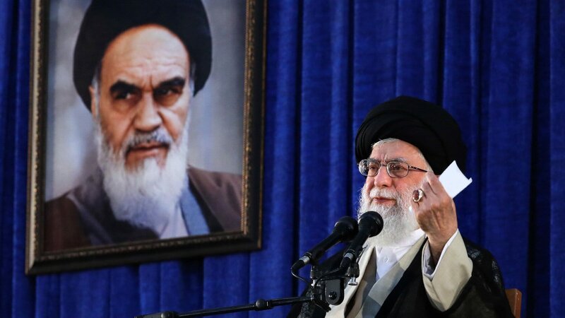 Im Juni 2020 ordnet Irans oberster Führer Ajatollah Ali Chamenei an, dass die iranische Atomenergiebehörde die Urananreicherung erhöhen soll – eine Reaktion auf den Rückzug der USA aus dem 2015 geschlossenen Atomabkommen. – Bild: ZDF und SalamPix/​ABACA/​picture alliance./​SalamPix/​ABACA/​picture alliance