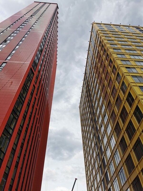 Riesige Plattenbau-Siedlungen ziehen sich entlang der Moskauer Peripherie. – Bild: RTL /​ Niko Karasek
