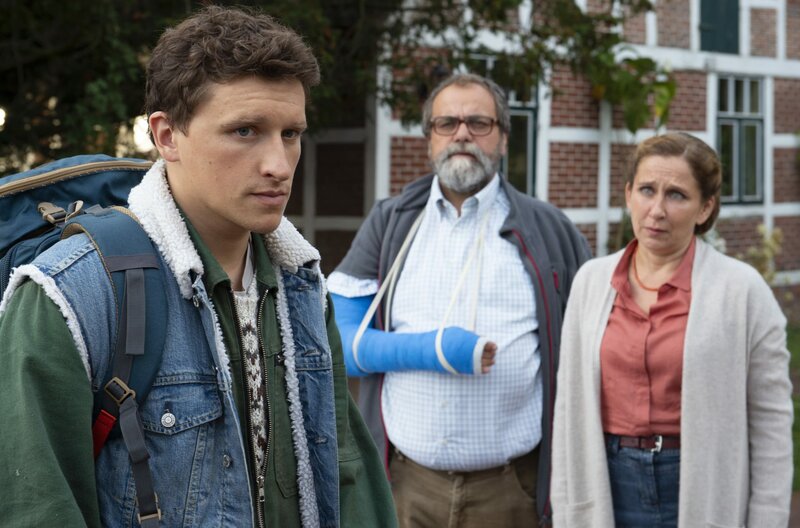 Viele Kühe und ein schwarzes Schaf – Bild: WDR/​Degeto/​Sandra Hoever