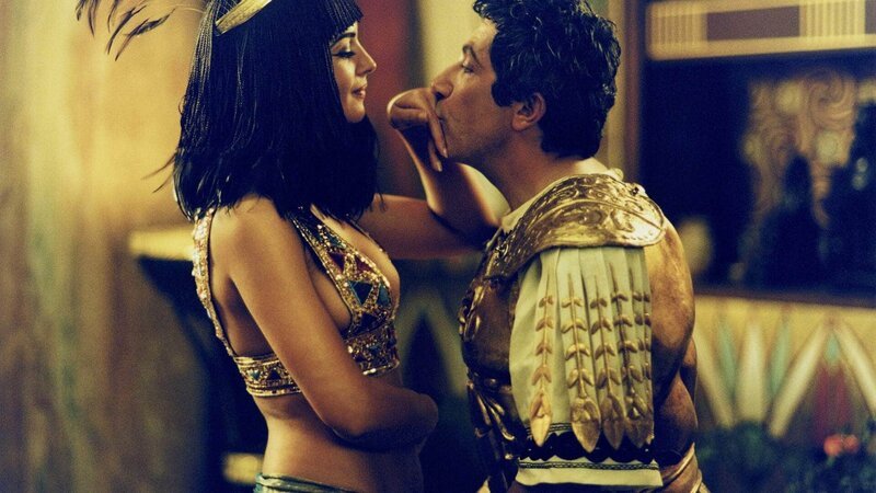 Kleopatra (Monica Bellucci) hat sich auf eine Wette mit Cäsar (Alain Chabat) eingelassen. Sie wettet mit ihm, dass es die Ägypter schaffen, innerhalb von drei Monaten einen Palast zu bauen. – Bild: RTL /​ © Tobis StudioCanal
