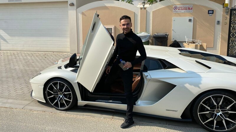 Unternehmer Saygin Yalçin hat es in Dubai zum Selfmade-Millionär gebracht. – Bild: ZDF und Hilmer Rolff./Hilmer Rolff Unternehmer Saygin Yalçin hat es in Dubai zum Selfmade-Millionär gebracht. – Bild: ZDF und Hilmer Rolff./Hilmer Rolff