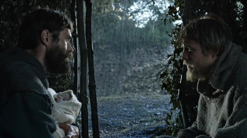 Bruder Domenico (Yannick Renier) und Bruder Elias (JÈrÈmie Renier) (v.l.) sorgen sich um das Findelkind. – Bild: Bibel TV