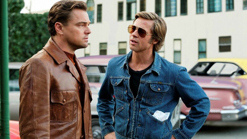 Once Upon a Time in Hollywood Leonardo DiCaprio als Rick Dalton, Brad Pitt als Cliff Booth SRF/2018 CTMG, Inc. – Bild: SRF2 Once Upon a Time in Hollywood Leonardo DiCaprio als Rick Dalton, Brad Pitt als Cliff Booth SRF/2018 CTMG, Inc. – Bild: SRF2