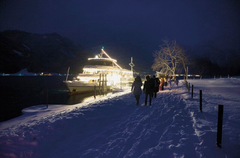 Das Achenseeschiff tourt zur Adventzeit mit einem Weihnachtsmarkt an Bord. – Bild: HR/​Achensee Tourismus/​Achenseeschiffahrt