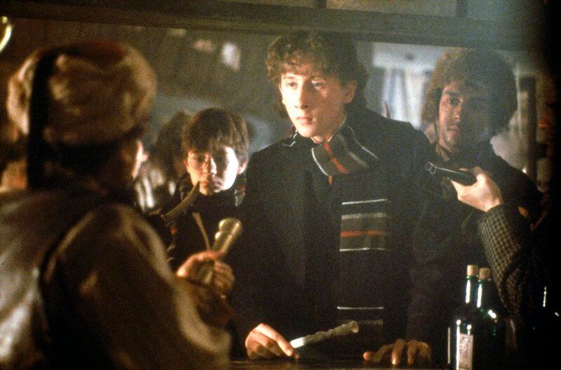 Die Suche nach den Mördern führt Holmes (Nicholas Rowe, 2. v.r.) und Watson (Alan Cox, 2. v.l.) tief in unterirdische Gewölbe und in höchste Lebensgefahr. – Bild: MDR/Paramount Pictures Die Suche nach den Mördern führt Holmes (Nicholas Rowe, 2. v.r.) und Watson (Alan Cox, 2. v.l.) tief in unterirdische Gewölbe und in höchste Lebensgefahr. – Bild: MDR/Paramount Pictures