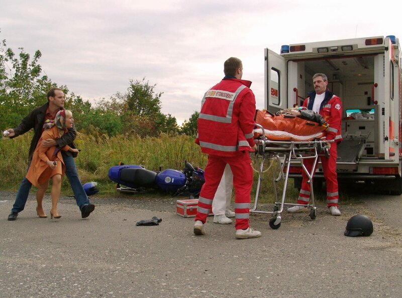 MDR Fernsehen IN ALLER FREUNDSCHAFT FOLGE 251, „Ein Schwarzer Tag“, am Mittwoch (27.02.13) um 11:40 Uhr. Doch der Ausflug endet mit einem Unfall, bei dem Achim (Johannes Steck) nur leicht verletzt wird, Günther (Matthias Kromm) jedoch trägt lebensgefährliche Kopfverletzungen davon. Susanne (Jana Hora), die den beiden mit dem Auto gefolgt ist, kommt an der Unfallstelle vorbei. – Bild: MDR/​Krajewski