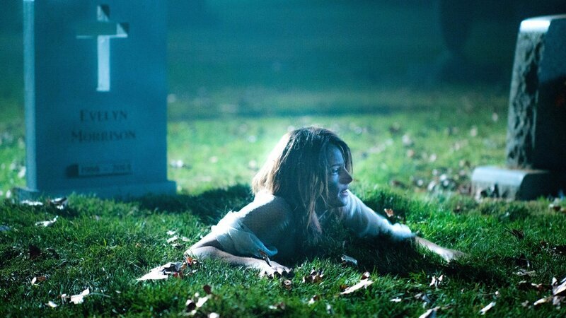 Evelyn (Ashley Greene) kehrt als Zombie aus dem Grab zurück.Evelyn (Ashley Greene) kehrt als Zombie aus dem Grab zurĂĽck. – Bild: RTL Zwei