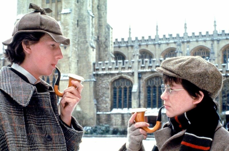 Der Beginn einer großen Freundschaft und eines legendären Ermittlerduos: Der junge Sherlock Holmes (Nicholas Rowe, li.) und John Watson (Alan Cox, re.) treffen sich in London. – Bild: MDR/​Paramount Pictures