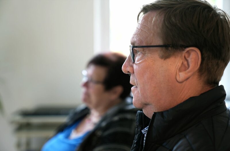Betroffener Wolfgang H. mit Ehefrau Gaby bei Nachsorgegespräch. – Bild: SWR Betroffener Wolfgang H. mit Ehefrau Gaby bei Nachsorgegespräch. – Bild: SWR