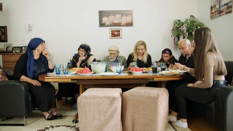 Vier Generationen an einem Tisch. – Bild: BR / BR Vier Generationen an einem Tisch. – Bild: BR / BR