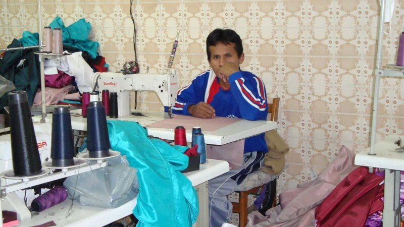 Im Großstadtdschungel von Săo Paulo werden in illegalen Produktionsstätten Kleider für das spanische Unternehmen Zara hergestellt. – Bild: ZDF und Alexandre Valenti./​Alexandre Valenti