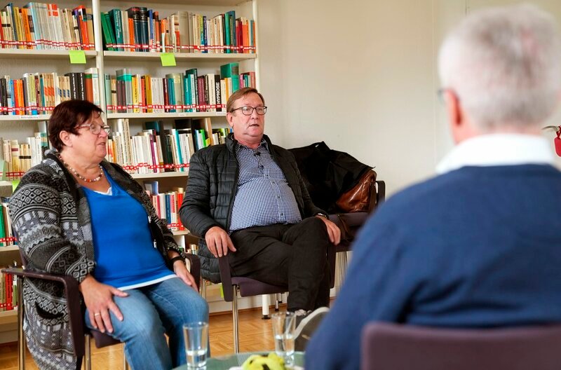 Betroffener Wolfgang H. mit Ehefrau Gaby beim Nachsorgegespräch mit Seelsorger Dr. Bernd Steinmetz (vorne rechts). – Bild: SWR
