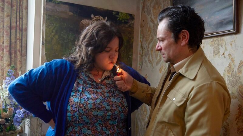 Liz (Ella Smith) und Ray (Justin Salinger) haben so viel mit sich selbst zu tun, dass kaum mehr Aufmerksamkeit für die Söhne bleibt. – Bild: WDR/​Rapid Eye Movies