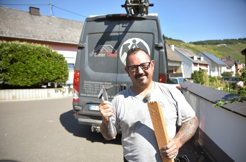 Dachdeckermeister Dieter Theis zieht zum Teil Nägel aus alten Dachlatten, um sie wiederverwerten zu können. An neues Holz ist derzeit fast kein Herankommen. – Bild: ZDF / © Eco Media TV / © Eco Media TV Dachdeckermeister Dieter Theis zieht zum Teil Nägel aus alten Dachlatten, um sie wiederverwerten zu können. An neues Holz ist derzeit fast kein Herankommen. – Bild: ZDF / © Eco Media TV / © Eco Media TV
