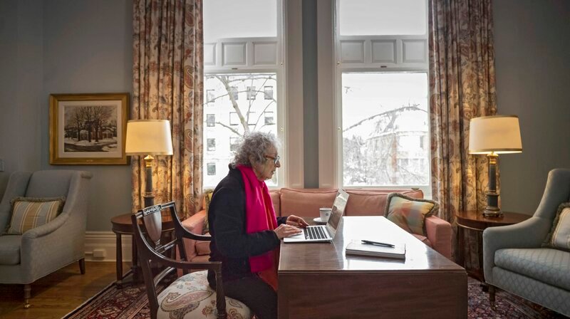 Margaret Atwood sits at a computer at the York Club in Toronto – Bild: NDR/White Pine Pictures 2019/Peter Bregg Margaret Atwood sits at a computer at the York Club in Toronto – Bild: NDR/White Pine Pictures 2019/Peter Bregg