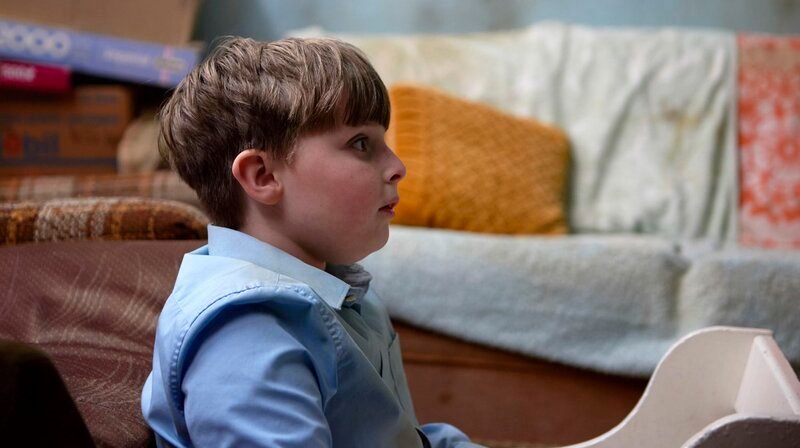 Jason (Joshua Millard-Lloyd) wird von seinen Eltern total vernachlässigt. – Bild: WDR/​Rapid Eye Movies
