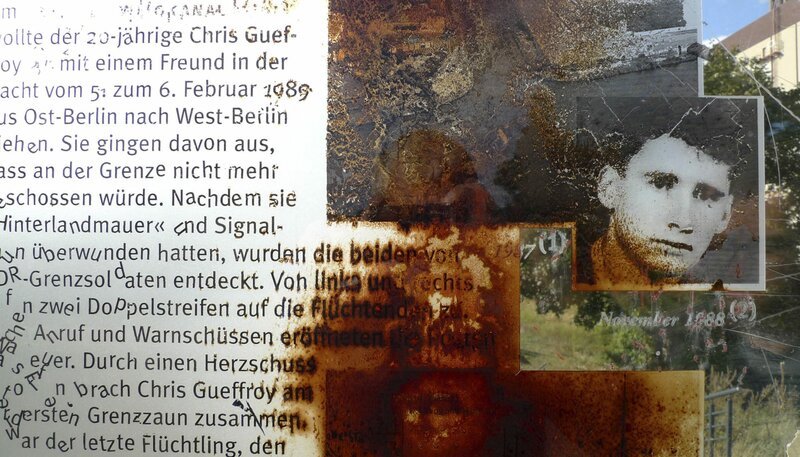 PHOENIX DAS KURZE LEBEN DES CHRIS GUEFFROY, am Donnerstag (03.11.11) um 19:15 Uhr. Chris Gueffroy war der letzte, der beim Versuch, die Mauer zu überwinden, erschossen wurde, Anfang 1989. Chris Gueffroy war 20 Jahre alt, als er starb. Sein Name wurde zu einer Chiffre für das Sterben an der Mauer. Was für ein Mensch war Chris? Warum wollte er nicht mehr in der DDR leben? Der Filmemacher Klaus Salge fragt Karin Gueffroy, die Mutter des Toten, und seine Freunde nach Chris. – Dokumentationstafel an der Fluchtstelle, August 2010 – Bild: rbb/M. Lenz PHOENIX DAS KURZE LEBEN DES CHRIS GUEFFROY, am Donnerstag (03.11.11) um 19:15 Uhr. Chris Gueffroy war der letzte, der beim Versuch, die Mauer zu überwinden, erschossen wurde, Anfang 1989. Chris Gueffroy war 20 Jahre alt, als er starb. Sein Name wurde zu einer Chiffre für das Sterben an der Mauer. Was für ein Mensch war Chris? Warum wollte er nicht mehr in der DDR leben? Der Filmemacher Klaus Salge fragt Karin Gueffroy, die Mutter des Toten, und seine Freunde nach Chris. – Dokumentationstafel an der Fluchtstelle, August 2010 – Bild: rbb/M. Lenz