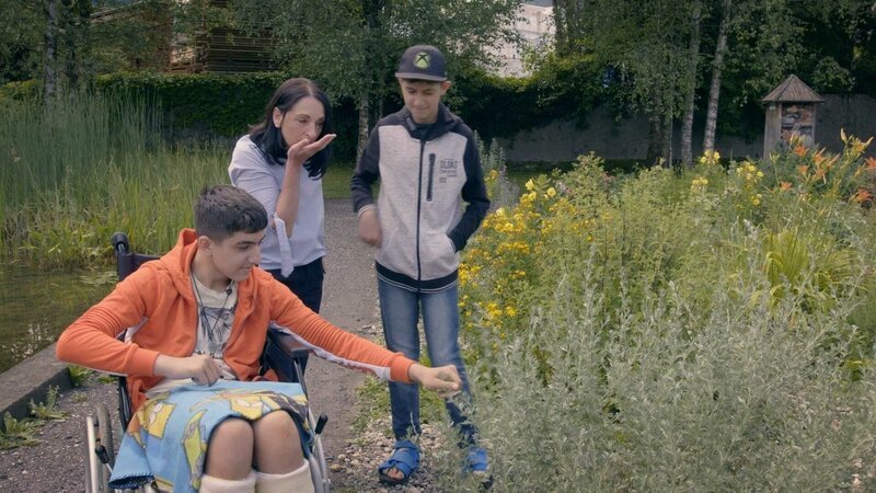 Heidi Ludescher bekommt die Stunden für die Betreuung zweier Brüder mit Handicap auf einem Zeitkonto gutgeschrieben. – Bild: ZDF und Alexander Roschanek.