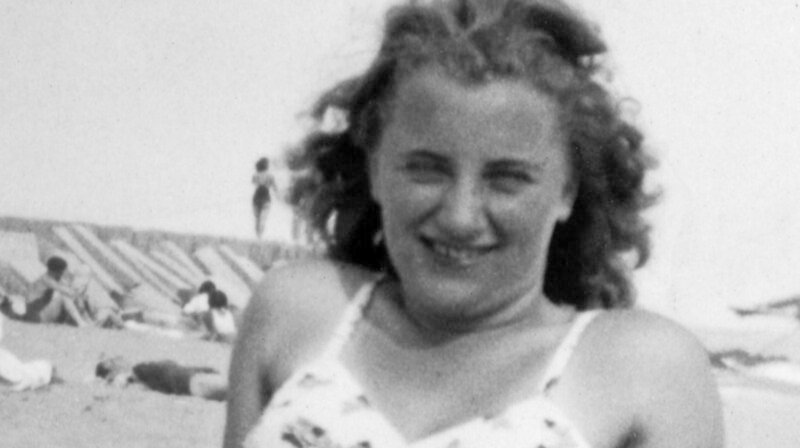 Marthe Cohn war Chichinette: In den Kriegswirren entscheidet sie sich 1945 als Spionin der Alliierten in Nazi-Deutschland ihr Leben aufs Spiel zu setzen. Ihre Mission gelingt, doch dann redet sie fast 60 Jahre lang mit fast niemandem über ihre Heldentaten. Heute, im Alter von 101, bereist sie mit großem Eifer die Welt, um ihre Geschichte mit der jungen Generation zu teilen. – Zwischen erster großer Liebe und Verfolgung. Marthe als junge Frau. – Bild: rbb/Amos Geva Marthe Cohn war Chichinette: In den Kriegswirren entscheidet sie sich 1945 als Spionin der Alliierten in Nazi-Deutschland ihr Leben aufs Spiel zu setzen. Ihre Mission gelingt, doch dann redet sie fast 60 Jahre lang mit fast niemandem über ihre Heldentaten. Heute, im Alter von 101, bereist sie mit großem Eifer die Welt, um ihre Geschichte mit der jungen Generation zu teilen. – Zwischen erster großer Liebe und Verfolgung. Marthe als junge Frau. – Bild: rbb/Amos Geva