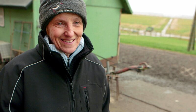 Claudia Nommensen hat als Kind auf der Hallig Oland Ferien gemacht und vor 40 Jahren ihren Mann getroffen. Seitdem lebt sie hier mitten im nordfriesischen Wattenmeer. – Bild: ZDF und NDR Claudia Nommensen hat als Kind auf der Hallig Oland Ferien gemacht und vor 40 Jahren ihren Mann getroffen. Seitdem lebt sie hier mitten im nordfriesischen Wattenmeer. – Bild: ZDF und NDR