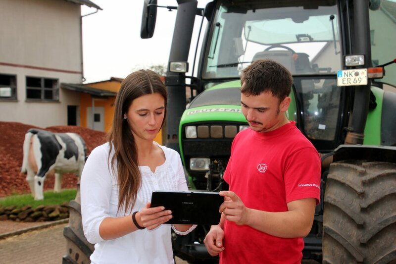 Mit Tablet im Kuhstall – IT-Technik und leistungsfähige Datennetze sind in der modernen Landwirtschaft Grundbedingung, um auch in ländlichen Regionen konkurrenzfähig zu sein. – Bild: Picasa