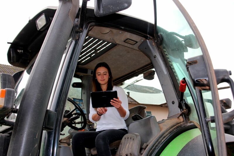 Mit Traktor und Tablet – Die junge Agraringenieurin Christina Rullof ist in den Familienbetrieb in Eppelborn eingestiegen. – Bild: Picasa Mit Traktor und Tablet – Die junge Agraringenieurin Christina Rullof ist in den Familienbetrieb in Eppelborn eingestiegen. – Bild: Picasa