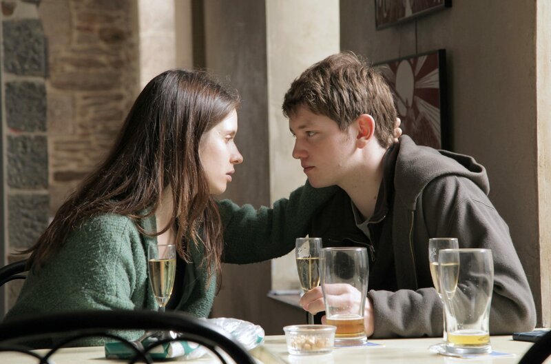 Colin (Anthony Bajon) will mit seiner Freundin Elise (Daphné Patakia) nach Paris ziehen, um dort zu studieren. – Bild: arte Colin (Anthony Bajon) will mit seiner Freundin Elise (Daphné Patakia) nach Paris ziehen, um dort zu studieren. – Bild: arte
