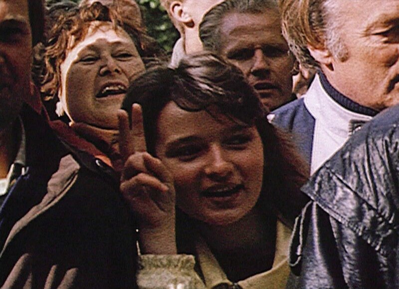 Universum History: „Die letzten Tage der Sowjetunion“, Vor 25 Jahren, im Sommer 1989, beginnt der Massenexodus von DDR-Bürgern in den Westen. Es ist der Anfang vom Ende des Ostblocks und der Macht der Sowjetunion. Nicht einmal 2 Jahre später wird in Moskau die rote Fahne auf dem Kreml eingeholt. Der neue dreifarbige Banner der russischen Föderation wird gehisst. Interviews von Zeitzeugen, den wichtigsten handelnden Personen dieser Tage und von Michael Gorbatschow selbst, illustrieren die Auflösung der Sowjetunion. Die Dokumentation erzählt Tag für Tag den Fall und den Niedergang eines der mächtigsten totalitären Regime des 20. Jahrhunderts. Bisher nicht gezeigtes Filmmaterial wirft ein teilweise neues Licht auf die politischen Umstürze, Intrigen und Staatsstreiche. Es waren extrem gefährliche Tage, die zum Ende der Sowjetunion führten. Gewaltandrohungen, Lügen und Erpressungen begleiten den unvermeidbaren Zusammenbruch eines Regimes. Die Dokumentation zeigt in außergewöhnlichen Bildern und Tondokumenten, wie aus dem machtpolitischen Vakuum als neuer starker Mann Boris Jelzin auftaucht, die Macht in der Russischen Föderation übernimmt und dadurch ein neues Kapitel in der Weltgeschichte aufschlägt. Eine Dokumentation von Jean-Charles Deniau Deutsche Bearbeitung: Edith Stohl SENDUNG: ORF3 – SA – 17.03.2018 – 21:05 UHR. – Veroeffentlichung fuer Pressezwecke honorarfrei ausschliesslich im Zusammenhang mit oben genannter Sendung oder Veranstaltung des ORF bei Urhebernennung. – Bild: ORF/ZED Universum History: „Die letzten Tage der Sowjetunion“, Vor 25 Jahren, im Sommer 1989, beginnt der Massenexodus von DDR-Bürgern in den Westen. Es ist der Anfang vom Ende des Ostblocks und der Macht der Sowjetunion. Nicht einmal 2 Jahre später wird in Moskau die rote Fahne auf dem Kreml eingeholt. Der neue dreifarbige Banner der russischen Föderation wird gehisst. Interviews von Zeitzeugen, den wichtigsten handelnden Personen dieser Tage und von Michael Gorbatschow selbst, illustrieren die Auflösung der Sowjetunion. Die Dokumentation erzählt Tag für Tag den Fall und den Niedergang eines der mächtigsten totalitären Regime des 20. Jahrhunderts. Bisher nicht gezeigtes Filmmaterial wirft ein teilweise neues Licht auf die politischen Umstürze, Intrigen und Staatsstreiche. Es waren extrem gefährliche Tage, die zum Ende der Sowjetunion führten. Gewaltandrohungen, Lügen und Erpressungen begleiten den unvermeidbaren Zusammenbruch eines Regimes. Die Dokumentation zeigt in außergewöhnlichen Bildern und Tondokumenten, wie aus dem machtpolitischen Vakuum als neuer starker Mann Boris Jelzin auftaucht, die Macht in der Russischen Föderation übernimmt und dadurch ein neues Kapitel in der Weltgeschichte aufschlägt. Eine Dokumentation von Jean-Charles Deniau Deutsche Bearbeitung: Edith Stohl SENDUNG: ORF3 – SA – 17.03.2018 – 21:05 UHR. – Veroeffentlichung fuer Pressezwecke honorarfrei ausschliesslich im Zusammenhang mit oben genannter Sendung oder Veranstaltung des ORF bei Urhebernennung. – Bild: ORF/ZED