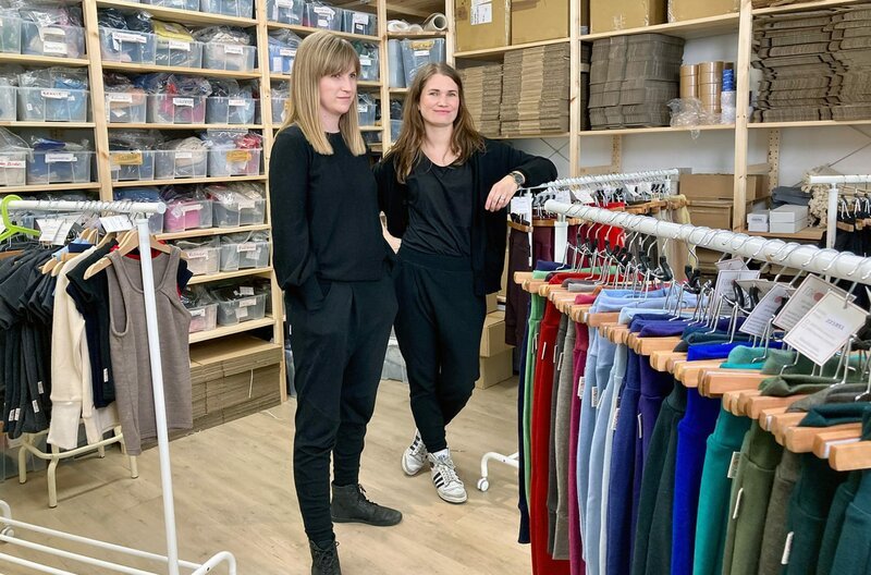 Nina Krake (li.) und Tabea Borner (re.) hauchen mit ihrem Label ForSchur ausrangierten Wollpullis neues Leben ein. So entstehen aus Pullovern, die sonst auf dem Müll landen, neue Kleidungsstücke. – Bild: ZDF / © Lydia Meyer / © Lydia Meyer Nina Krake (li.) und Tabea Borner (re.) hauchen mit ihrem Label ForSchur ausrangierten Wollpullis neues Leben ein. So entstehen aus Pullovern, die sonst auf dem Müll landen, neue Kleidungsstücke. – Bild: ZDF / © Lydia Meyer / © Lydia Meyer