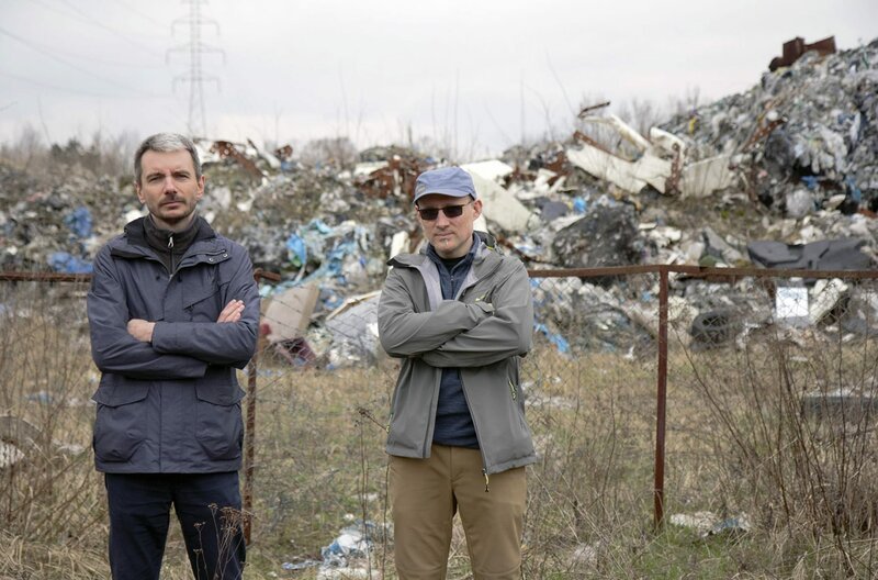 Przemyslaw Jagielski (li.) und Krzysztof Wojtalik (re.) laufen Sturm gegen den illegalen Müll in ihrer Stadt. Doch noch immer ist nichts passiert, die Deponie nicht geräumt. – Bild: ZDF / © Eco Media TV/Sylwester Kazmierczak Przemyslaw Jagielski (li.) und Krzysztof Wojtalik (re.) laufen Sturm gegen den illegalen Müll in ihrer Stadt. Doch noch immer ist nichts passiert, die Deponie nicht geräumt. – Bild: ZDF / © Eco Media TV/Sylwester Kazmierczak