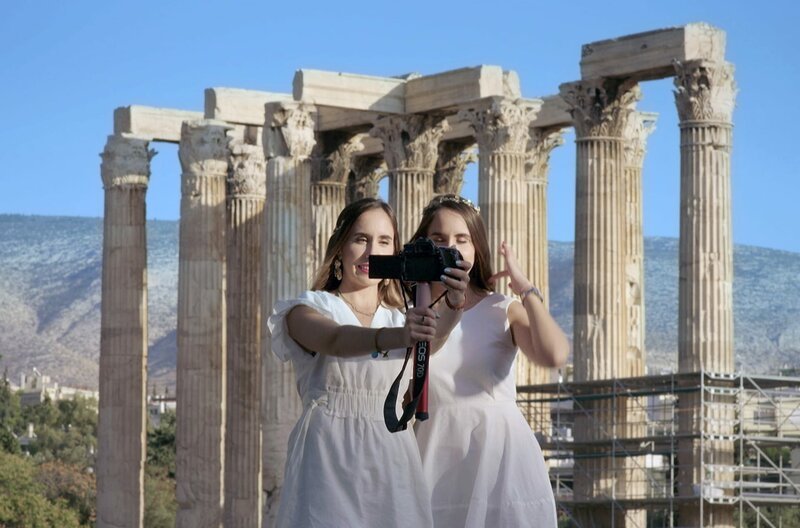 Die griechischen Zwillingsschwestern Mariana und Sofia sind beide Star-Influencerinnen auf dem chinesischen sozialen Netzwerk Weibo und Expertinnen in der Beratung chinesischer Investoren bezüglich Steuervorteilen in Griechenland. – Bild: ARTE /​ © LBS /​ © LBS